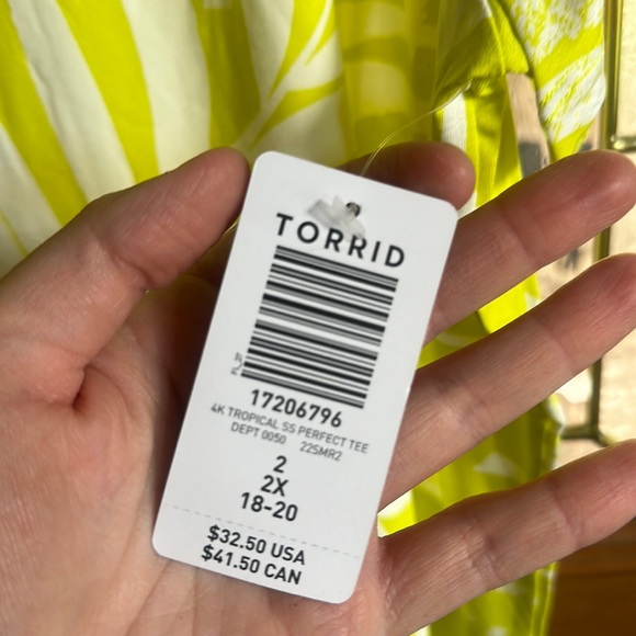TORRID PLUS SIZE SUPER SOFT PERFECT TEE: GREEN/WHITE TROPICAL: NWT: SZ 2 - Picture 3 of 3